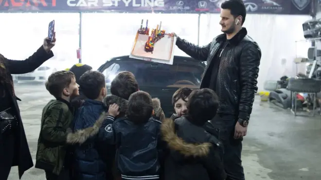 Əli Zeynalovun 7 yaşı tamam olur. Bu münasibətlə atası Arif öz iş yerində avtomobil temalı mərasim təşkil edib. Əlinin oğlan dostları da ad günündə iştirak edib.