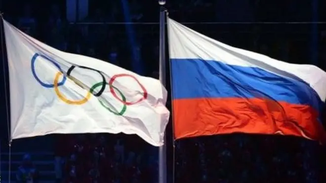 Российский и олимпийский флаги