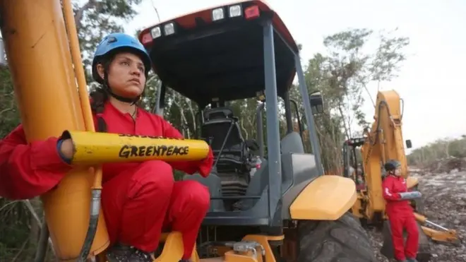 Activistas de Greenpeace protestando contra el Tren Maya en el estado de Quintana Roo. México, 28 de marzo 2022.