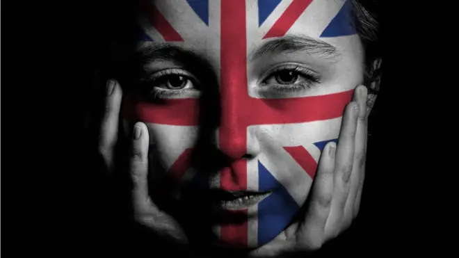 Joven con cara pintada con la bandera británica