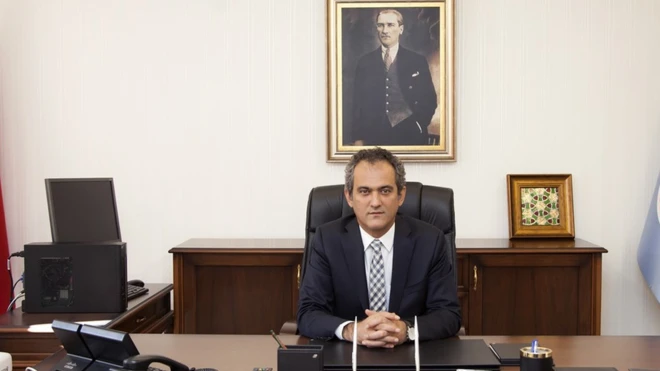 Milli Eğitim Bakanlığı'ndan istifa eden Ziya Selçuk yerine bakan yardımcısı olarak görev yapan Mahmut Özer Milli Eğitim Bakanı olarak atandı. Mahmut Özer, eski ÖSYM başkanı ve Bülent Ecevit Üniversitesi'nin eski rektörü. Ziya Selçuk, Cumhurbaşkanlığı Yönetim Sistemi'nin 10 Temmuz 2018 tarihinde açıklanan ilk kabinesinde görev almıştı.