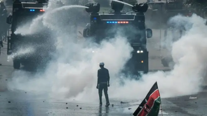 Police use teargas and water pursue Raila Odinga supporters from street