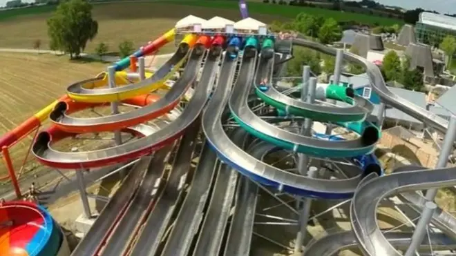 वर्चुअल रिएलिटी की मदद से वाटरपार्क में लोग ले रहे हैं पहाड़ों से कूदने का मज़ा