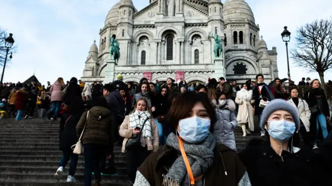 Paris hôm 26/01: Có vẻ như chỉ du khách đến từ châu Á đeo khẩu trang vì vệ sinh, và có thể để bảo hộ trong thời gian có virus corona.