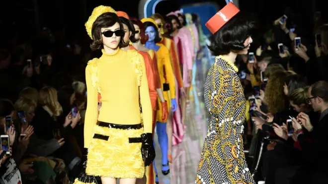 Моделі Moschino на показі моди в Мілані, лютий 2018 року
