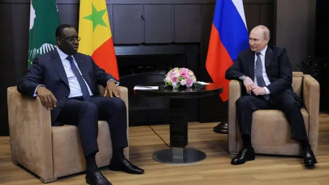 Macky Sall (ibumoso) na Vladimir Putin bakoranye inama biga ku iyoherezwa mu mahanga ry'ibinyampeke
