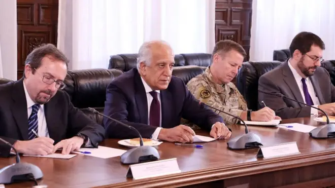 په کابل، اسلام اباد، ریاض او دوحه کې له دولتي چارواکو سره له لیدنو وروسته اوس داسې رپوټونه دي چې د افغان سولې لپاره د امریکا ځانګړي استازي زلمي خلیلزاد په قطر کې له طالب استازو سره پرون د جمعې په ورځ لیدلي دي.