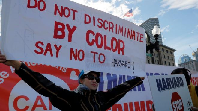 10月14日，示威者在波士顿打出标语，挑战哈佛大学“歧视亚裔”的招生政策。