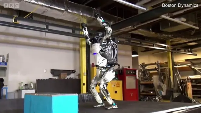 Робот Атлас от Boston Dynamics первым научился делать сальто