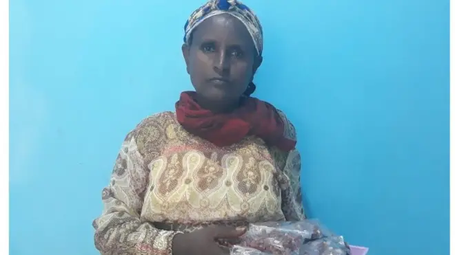 ኣብ ጎደናታት ከተማ መቐለ ቆሎ ትሸይጥ በዓልቲ ዲግሪ ተጋዳሊት ህወሓት ብርሃ ኣፅበሃ