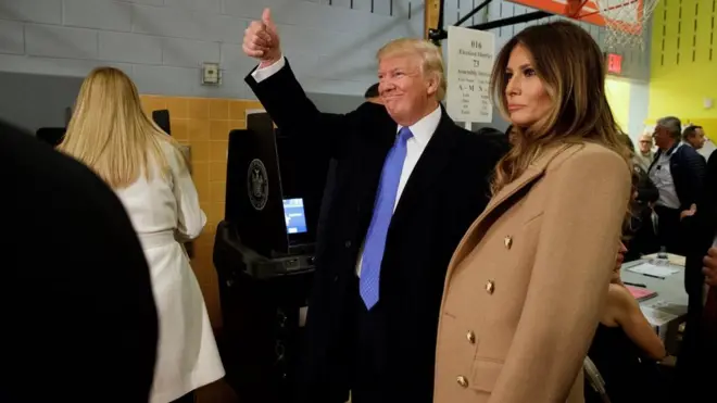 Murashaxa xisbiga Jamhuuriga Donald Trump, oo ay la socoto xaaskiisa, wuxuu codkiisa ka dhiibtay New York.