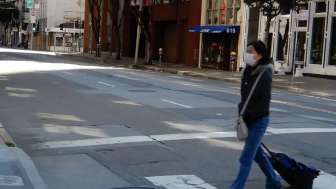 Duy nhất một khách bộ hành tại ngã tư đường ở San Francisco tuần qua