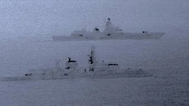 Pemerintah Rusia belum berkomentar tentang kehadiran kapal perang mereka di dekat perairan Inggris.
