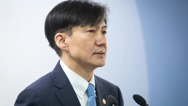 조국 법무부 장관이 14일 전격적으로 사의를 밝혔다