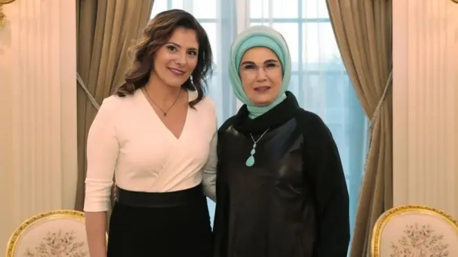 ناقشت كلا من زوجة الرئيس التركي أمينة أردوغان وزوجة رئيس الوزراء اليوناني بريستيرا بازيانا سبل إزالة التوتر في العلاقلات بين البلدين 5 فبراير/شباط 2019
