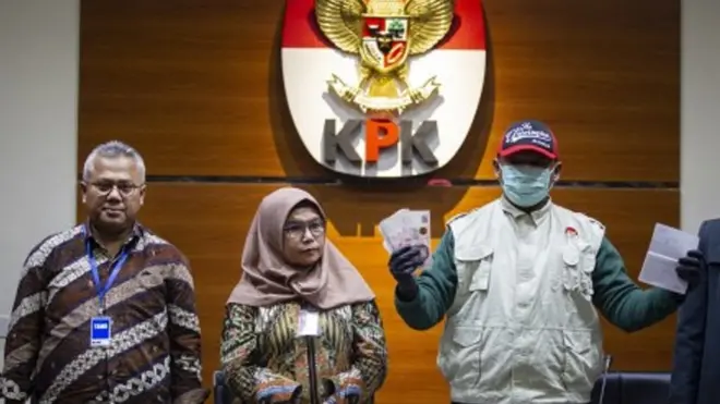 Wakil Ketua KPK Lili Pintauli Siregar (tengah) dan Ketua KPU Arief Budiman (kiri) menyaksikan penyidik menunjukkan barang bukti operasi tangkap tangan (OTT) KPK yang menjerat seorang komisioner KPU di gedung KPK, Jakarta, Kamis (9/1/2020).