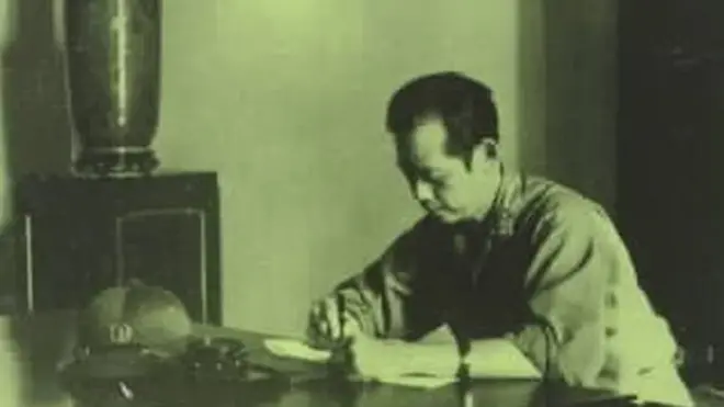 Sau khi bỏ đi khỏi Việt Nam, ông Bùi Tín đã viết nhiều sách về chiến tranh và xuất bản ở Phương Tây. Hình bìa cuốn 'Following Ho Chi Minh: Memoirs of a North Vietnamese Colonel' in năm 1999