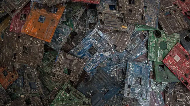 يكسب عمال المناجم المال عن طريق إنشاء عملات بيتكوين جديدة