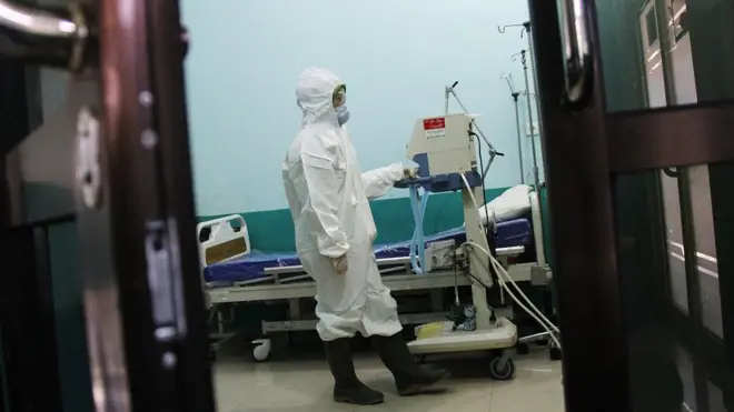 Seorang petugas mempersiapkan peralatan untuk tindakan medis pasien terinfeksi virus corona Wuhan di ruang isolasi instalasi paru Rumah Sakit Umum Daerah (RSUD) Dumai di Kota Dumai, Riau, Sabtu (25/01).