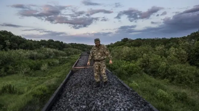 Заступник командира батальйона "Торнадо" на вагоні з вуглем.