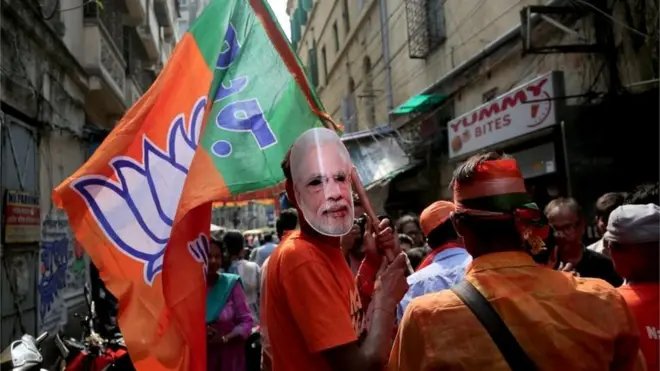 कोलकाता में जश्न मनाते भाजपा समर्थक