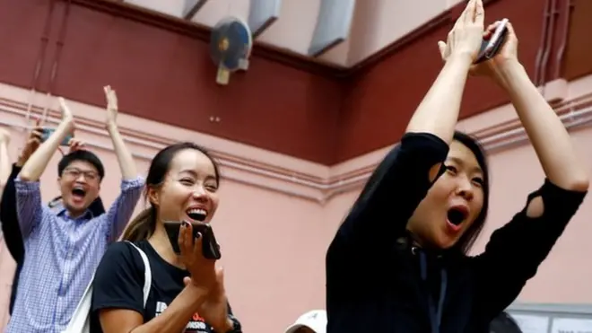 泛民主派支持者得知屬意的候選人勝選後歡呼慶祝。