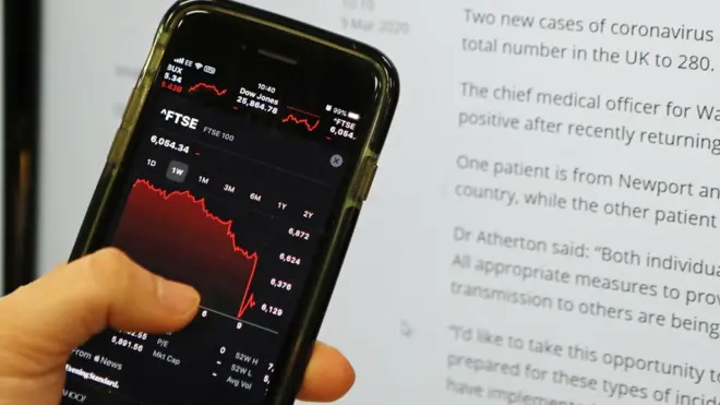 شخص يتفقد بورصة لندن عبر تطبيق هاتفي