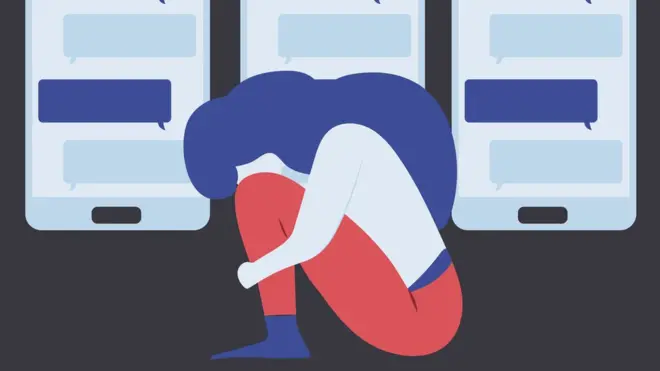 mujer triste y mensajes en Facebook