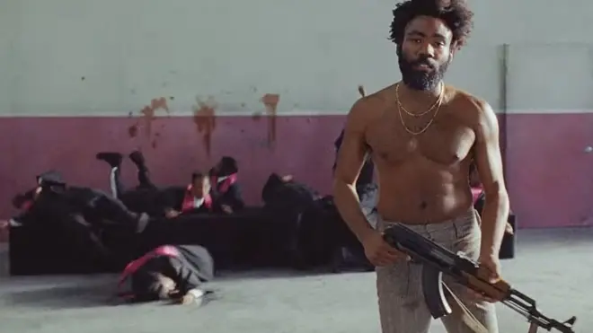 Los cantos alegres del coro góspel se acallan con los disparos de Gambino.