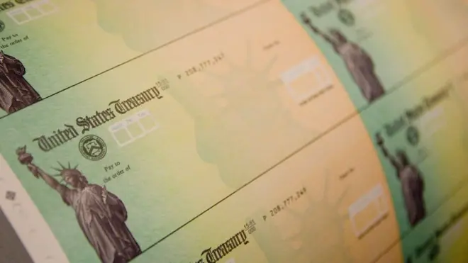 Aquellos ciudadanos que no dispongan de cuentas bancarias recibirán el pago a través de un cheque.