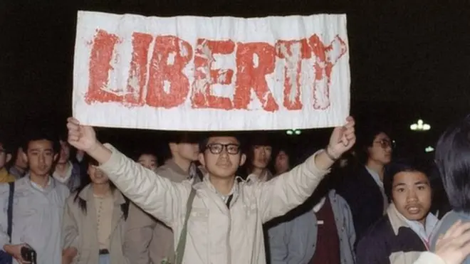 Trabajadores y estudiantes portaban carteles a favor de la libertad