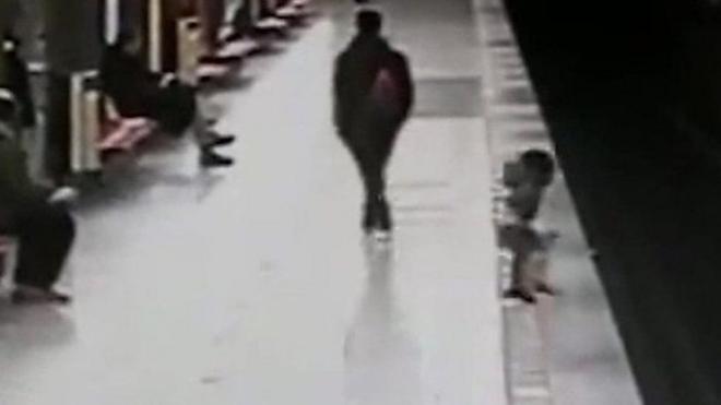سقط طفل على سكة القطار في محطة المترو في ميلانو ايطاليا وقام شاب يبلغ من العمر 18 عاما بمساعدته.