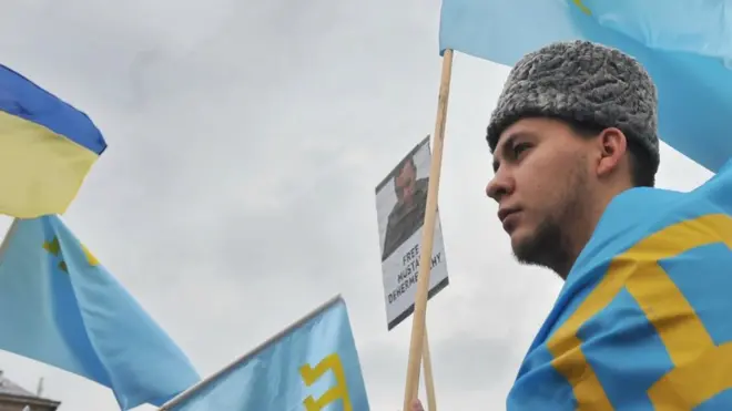 Кримський татарин з прапором