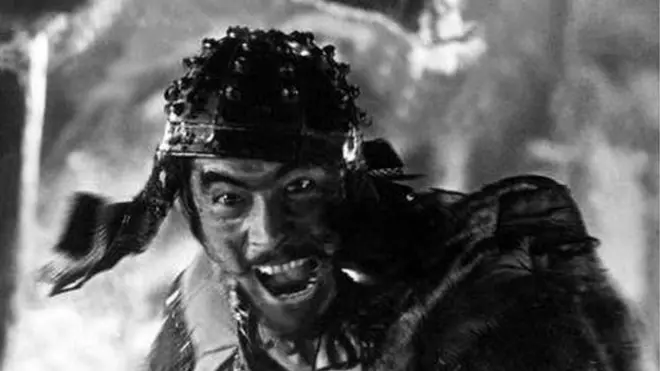 Kikuchiyo, yang dimainkan oleh aktor favorit Kurosawa, Toshiro Mifune, adalah pria setengah gila yang ternyata tidak segila kelihatannya.