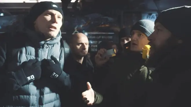 Воротар "Шахтаря" Андрій П'ятов (зілва) та керівник "Національного корпусу - Харків" Максим Жорін сперечаються про те, наскільки патріотичною є позиція гравців донецької команди