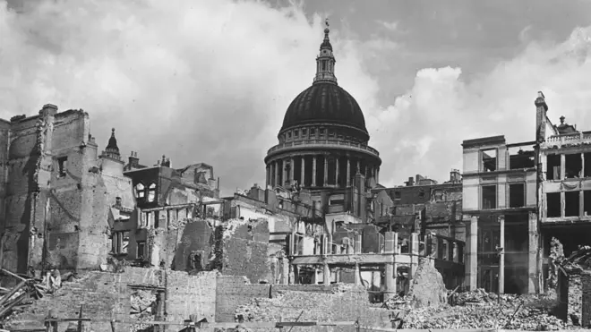 Trận không kích Blitz của phát-xít Đức tàn phá nhiều khu phố của London. Hình chụp Giáo đường Thánh Paul sau một trận bom tháng 5/1941