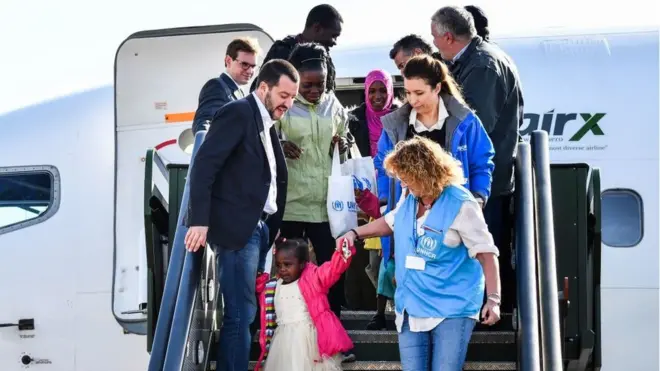 (Illustration: Un groupe de migrants venus du Niger arrivés en Italie en 2018)