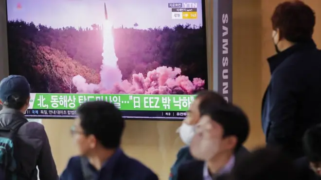 북한 탄도미사일 발사 뉴스를 시청하는 사람들