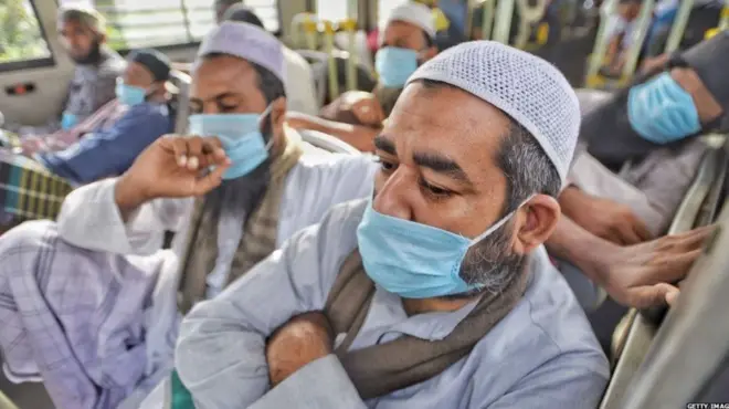 માસ્ક પહેરેલા લોકો