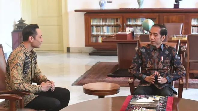 Presiden Joko Widodo (kanan) berbincang dengan Komandan Satuan Tugas Bersama (Kogasma) Partai Demokrat Agus Harimurti Yudhoyono (AHY) di Istana Bogor, Rabu (22/5/2019). Dalam pertemuan tersebut Partai Demokrat menyampaikan selamat atas hasil Pilpres 2019 yang telah diumumkan oleh KPU.