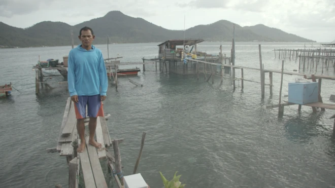 Nelayan tradisional Natuna, Sodikin menyebut kapal dan alat tangkap ikannya tidak memadai. Sodikin sedang berdiri di halaman belakang rumahnya di Pulau Tiga Barat, Kabupaten Natuna.