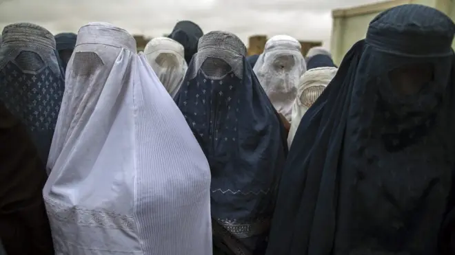 Оогандык аялдар көчөдө бурка кийип жүрүшөт