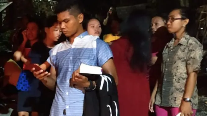 Warga Banggai berhamburan keluar saat gempa mengguncang.