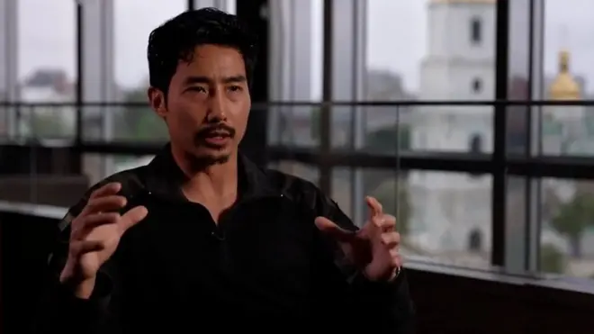 최전선에서 국제의용군 특수작전팀을 지휘하면서 생사를 넘어들었던 순간들을 생생히 증언했다.