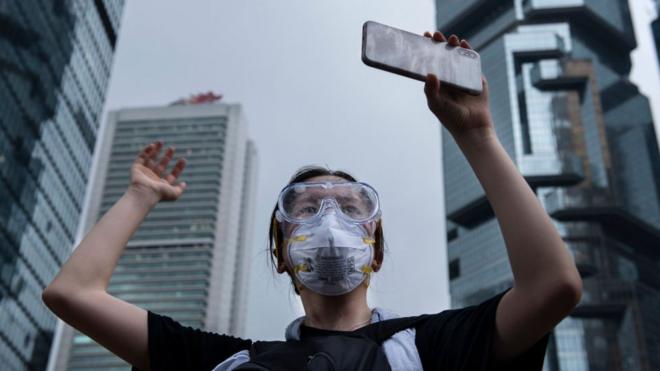 6月12日，香港一名抗議者用手機記錄其與警方的對抗。
