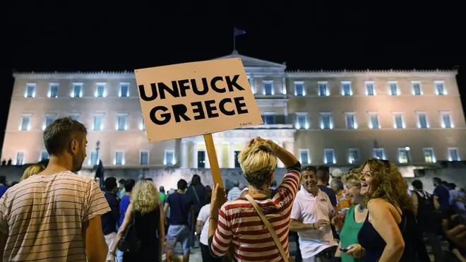 Ratusan ribu lulusan pendidikan tinggi Yunani bergelut dalam pasar tenaga kerja yang lesu pasca krisis finansial menerpa negara itu tahun 2008.