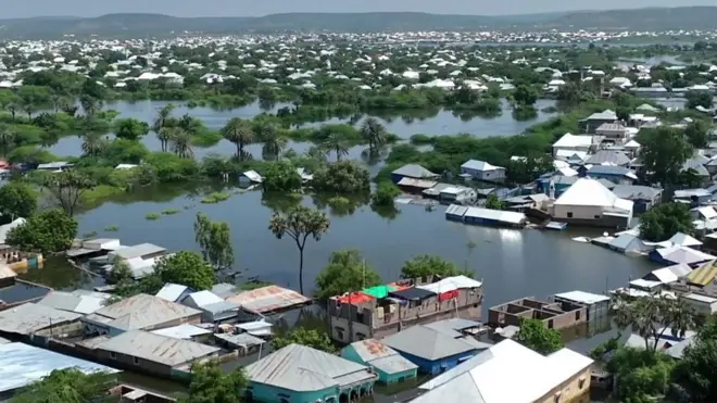 अब तक 100 लोग मारे गए हैं और कम से कम 20 लाख लोग प्रभावित हुए हैं.सोमालिया में बुनियादी ढांचे को भी बहुत नुकसान पहुंचा है.