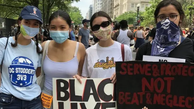 Wengfay Ho (deuxième à partir de la gauche) a déclaré qu'elle s'était jointe pour la première fois à une marche de Black Lives Matters après la mort de George Floyd.