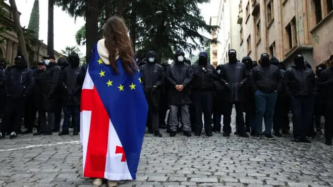 девојка огрнута заставом