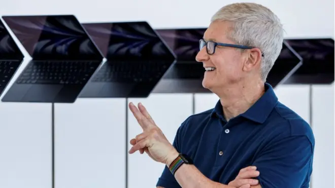 Apple CEO'su Tim Cook yeni bilgisayarlarla poz verdi